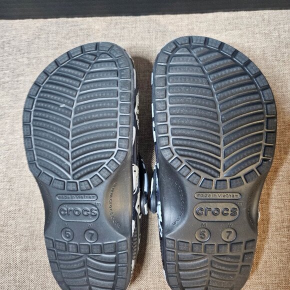 Crocs Classic Unisex Black White Dice Clogs With Pokemon Charms Size M5 W7 - Picture 4 of 11